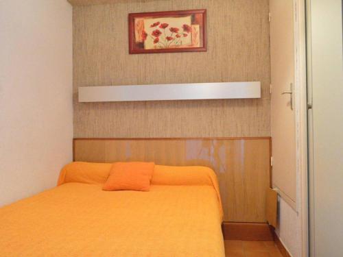 une chambre avec un lit avec une couverture orange dans l'établissement Appt cosy 4 pers à 100m de la plage avec parking privatif - FR-1-249-53, au Cap d'Agde
