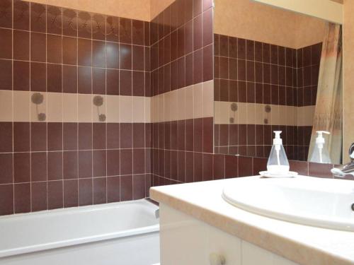 une salle de bain avec un lavabo, des toilettes et une baignoire dans l'établissement Appt cosy 4 pers à 100m de la plage avec parking privatif - FR-1-249-53, au Cap d'Agde