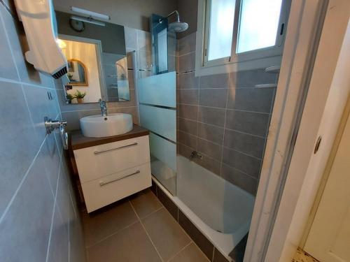une salle de bain avec un lavabo et une douche dans l'établissement Appartement 3 pièces RDC 8 pers avec Terrasse et Confort Modeste - FR-1-326-738, à Marseillan