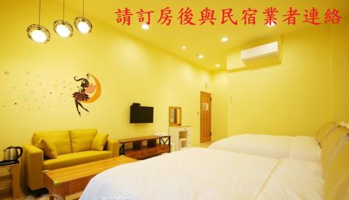 a bedroom with a bed and a couch and a tv at Sunlight Forest in Dahu
