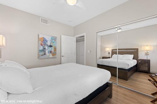 Ένα ή περισσότερα κρεβάτια σε δωμάτιο στο Hawk Ridge Two Bedroom Condo by Cool Properties