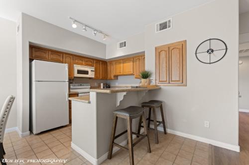Η κουζίνα ή μικρή κουζίνα στο Hawk Ridge Two Bedroom Condo by Cool Properties