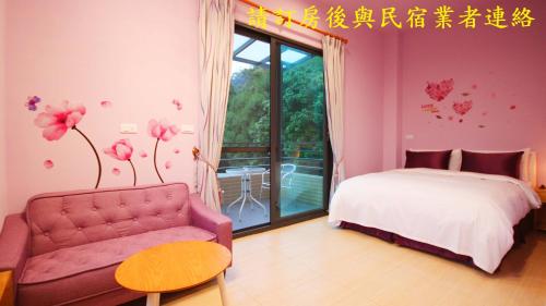a bedroom with a bed and a couch and a window at Sunlight Forest in Dahu