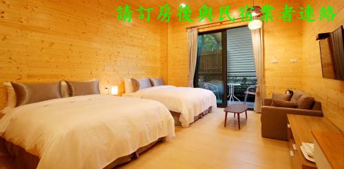 a hotel room with two beds and a window at Sunlight Forest in Dahu