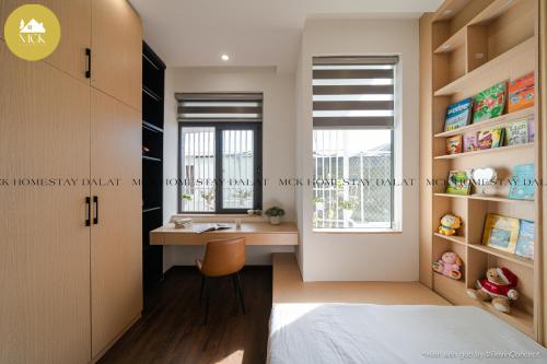 a bedroom with a desk and a window at MCK Homestay Dalat - Can ho 104 in Ấp Ða Lợi