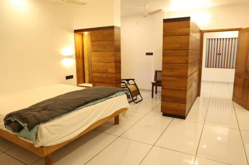 1 dormitorio con 1 cama en una habitación en QUILON LAKE INN, en Kollam