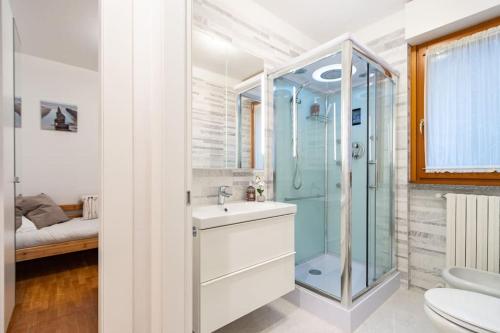 bagno con doccia, lavandino e servizi igienici di Wraparound Lake Views Bellavista Residence a Campione dʼItalia
