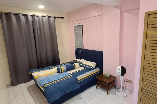een slaapkamer met een bed, een tafel en een raam bij Holiday home in Port Dickson