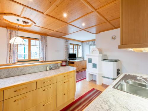 cocina con techo de madera y encimera en Property in Kaltenbach en Kaltenbach