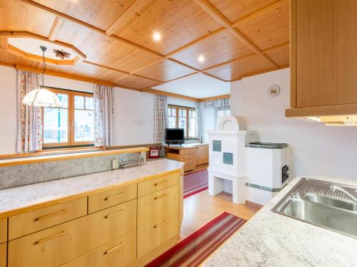 Kuchyň nebo kuchyňský kout v ubytování Chalet in Kaltenbach near Ski Lift