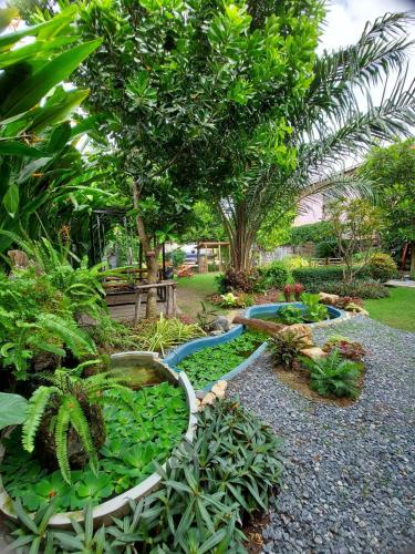 Κήπος έξω από το Baan Canalee (บ้านคานาลี)