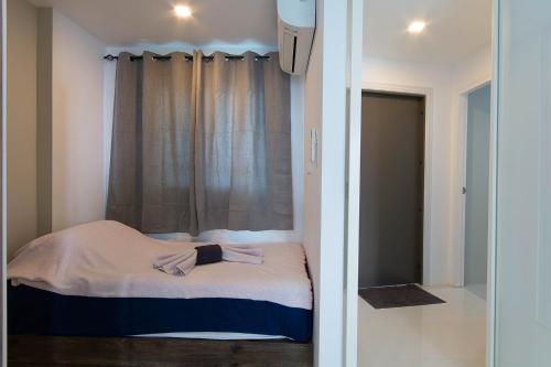 Ένα ή περισσότερα κρεβάτια σε δωμάτιο στο Mantra Beach condominium By AProperty