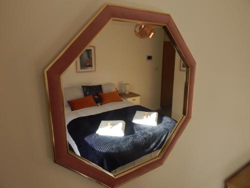 Ένα ή περισσότερα κρεβάτια σε δωμάτιο στο Modern, well located en-suite rooms with parking - Orbitat Accommodations