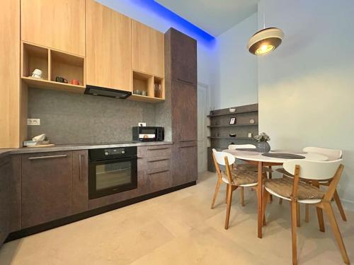 cocina con mesa y sillas en una habitación en Victory Apartment, en Timisoara