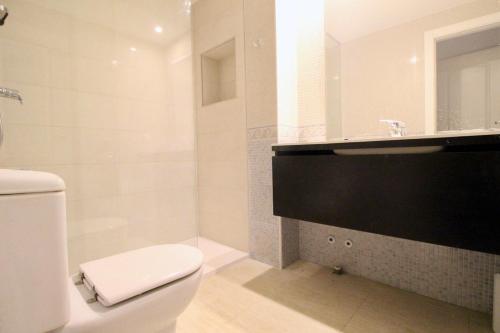 デニアにあるTierra de Mar 11の白いバスルーム(洗面台、トイレ付)