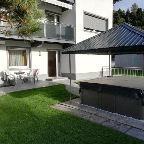 a house with a patio and a table in a yard at Ferienwohnung am Waldweg in Kolsass