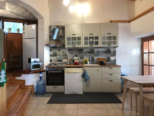 uma cozinha com armários brancos e um fogão em Villa Aktan em Kas