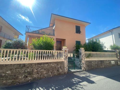 a house with a fence in front of it at La Casa d’Amelia in Ceparana