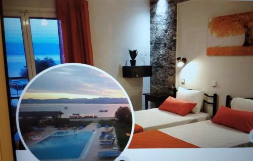een spiegel in een hotelkamer met uitzicht op een zwembad bij Sofia Beach Apartments in Kavos