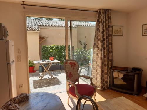 d'une cuisine avec une porte coulissante en verre s'ouvrant sur une terrasse. dans l'établissement Appartement Croisette, à Sainte-Maxime