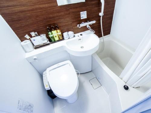 川崎的住宿－HOTEL LiVEMAX BUDGET Kawasaki Ekimae，白色的浴室设有卫生间和水槽。