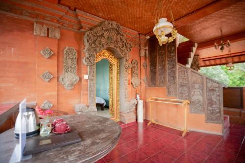 a dining room with a table in a room with orange walls at Gayatri in Ubud