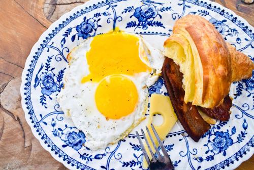 a blue and white plate with an egg and toast at Bahia Vik in José Ignacio