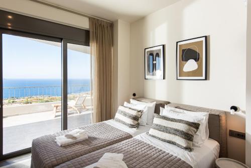 Kambiá的住宿－Cliff Top Villa Milena with Sea views，一间带两张床的卧室,享有海景