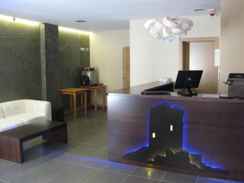 A television and/or entertainment centre at Hotel Ribera de Langa