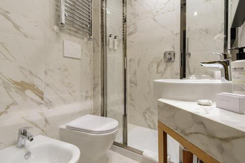 a bathroom with a toilet and a sink and a shower at Hotel Smeraldo in Rome