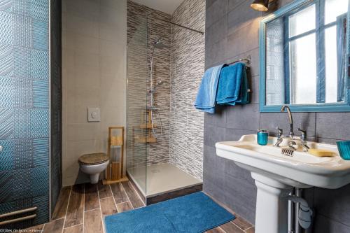 a bathroom with a sink and a shower and a toilet at Bonjour Guesthouse in Nevers