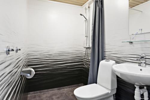 La salle de bains est pourvue de toilettes et d'un lavabo. dans l'établissement First Camp Nydala-Umeå, à Umeå