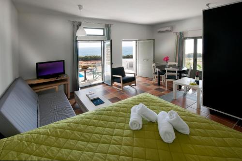 pokój hotelowy z łóżkiem z ręcznikami w obiekcie Villa Lino w mieście Skiros