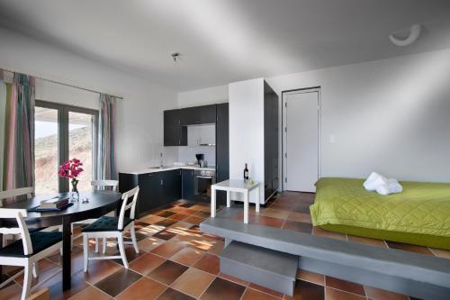 um quarto com uma cama, uma mesa e uma cozinha em Villa Lino em Skiros
