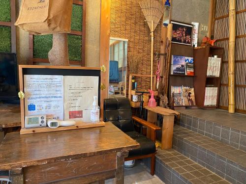 um restaurante com uma mesa e um computador em 小京都の宿 へうたん em Nishio