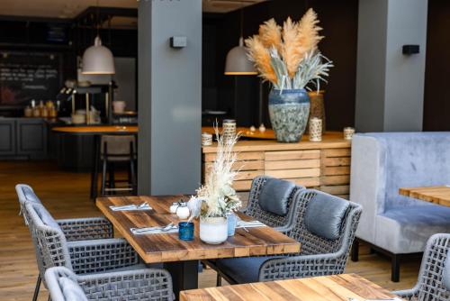 The Oceans في تيميندورفير ستراند: غرفة طعام مع طاولة وكراسي