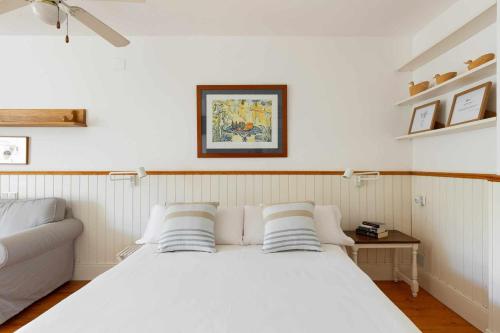 シッチェスにあるCentral a 10 minutos de la payaの白いベッドと枕が2つある寝室