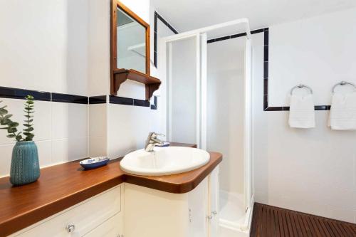 シッチェスにあるCentral a 10 minutos de la payaの洗面台と鏡のあるバスルーム