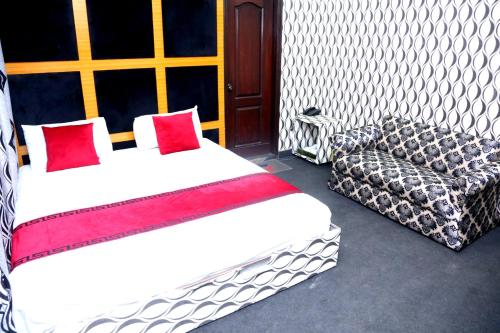 Ένα ή περισσότερα κρεβάτια σε δωμάτιο στο Sapphire Inn Motel Lahore