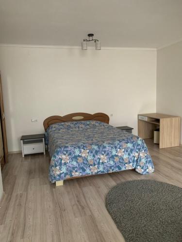una camera con letto e pavimento in legno di Апартаменти студія a Truskavec'