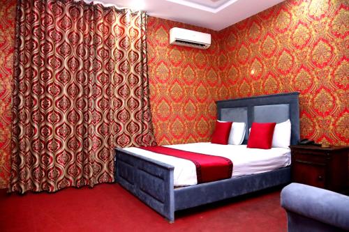 Ένα ή περισσότερα κρεβάτια σε δωμάτιο στο Sapphire Inn Motel Lahore