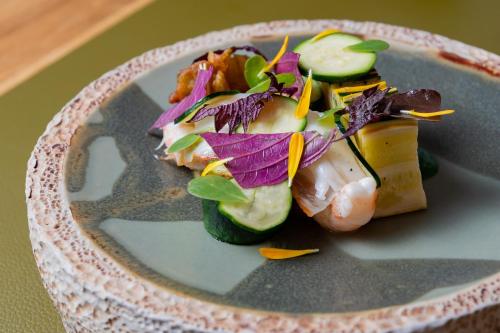 - une assiette de nourriture avec des sushis et des légumes dans l'établissement Auberge Pom'Poire, à Azay-le-Rideau