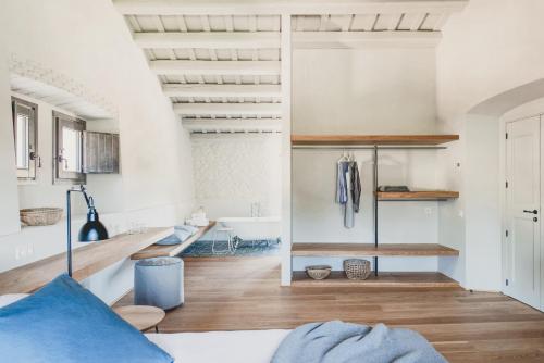 ein Schlafzimmer mit weißen Wänden und einer weißen Decke in der Unterkunft Flateli Casa Oliver in Cerviá de Ter