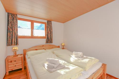 a bedroom with a bed and a window at Appartements Schmidsendl in Lofer