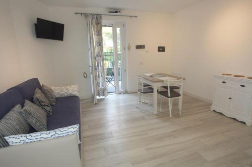 - un salon avec un canapé et une table dans l'établissement DIAMANTE BLU Cod.Citra 011019-LT-0241, à Monterosso al Mare