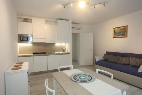蒙泰羅索阿爾馬雷的住宿－DIAMANTE BLU Cod.Citra 011019-LT-0241，厨房以及带沙发和桌子的客厅。
