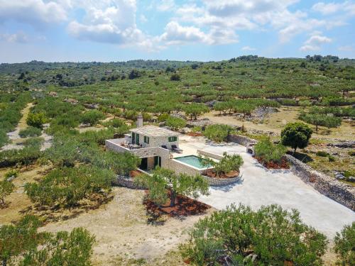 una vista aerea di una casa in un campo di Holiday Home Bliss a Splitska