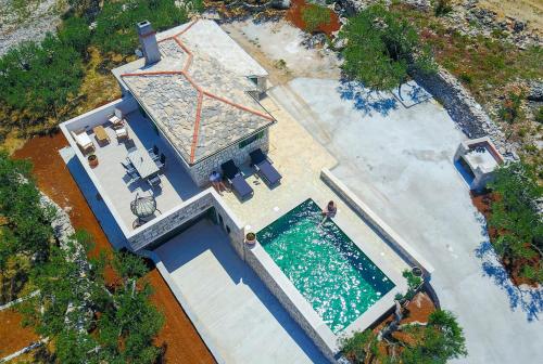 vista sul tetto di una casa con piscina di Holiday Home Bliss a Splitska