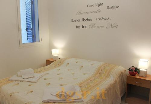sypialnia z łóżkiem z napisem na ścianie w obiekcie Villa Grazia w mieście Ostuni