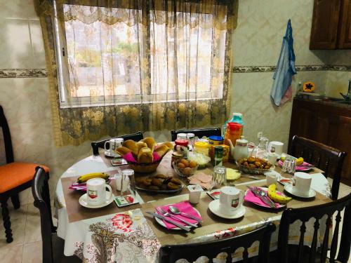 una mesa con un montón de comida. en Casa BB&Djassi, en Ponta do Sol